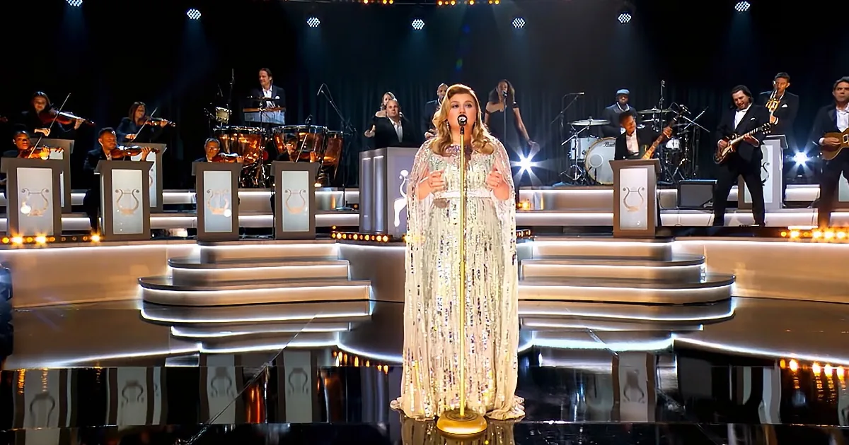 Kelly Clarkson Brings Christmas Cheer for Anyone Who Has Been Through Divorce