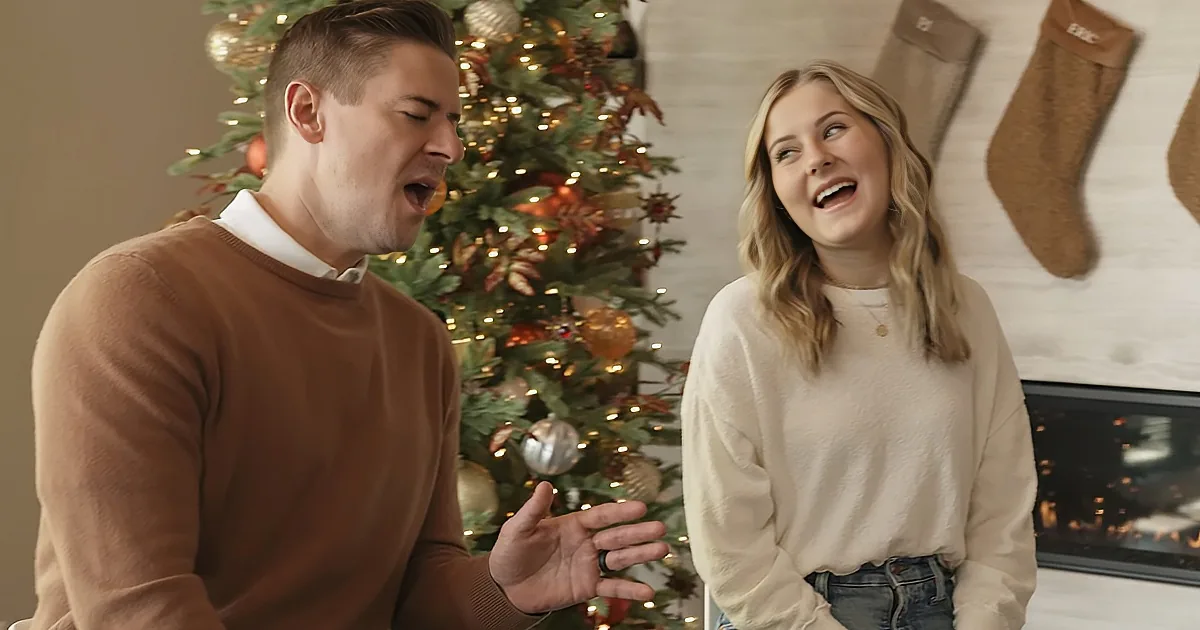 Father and Daughter Come Together to Sing ''White Christmas''
