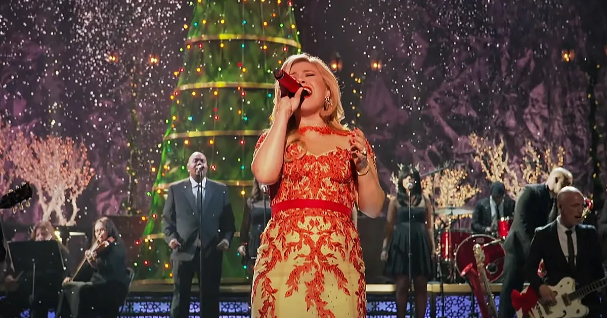 ''Listen: Kelly Clarkson''s Classic Christmas Song Hits 30 Million Streams''