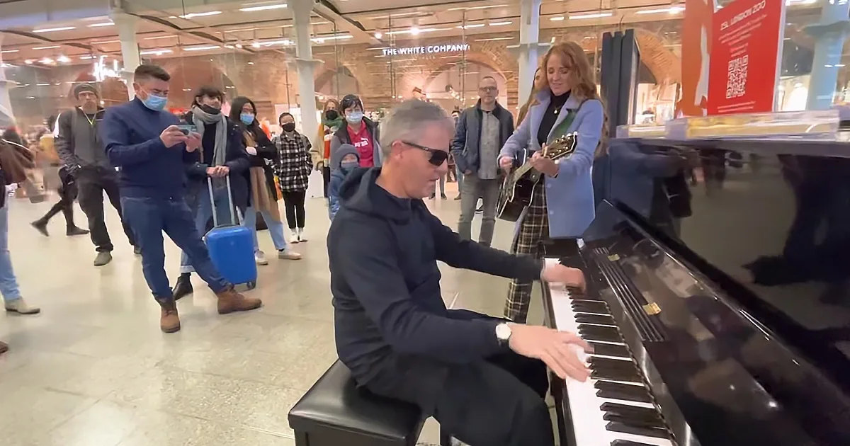 Woman Guitarist and Piano Player''s Impromptu Blues Jam Leaves Public Stunned