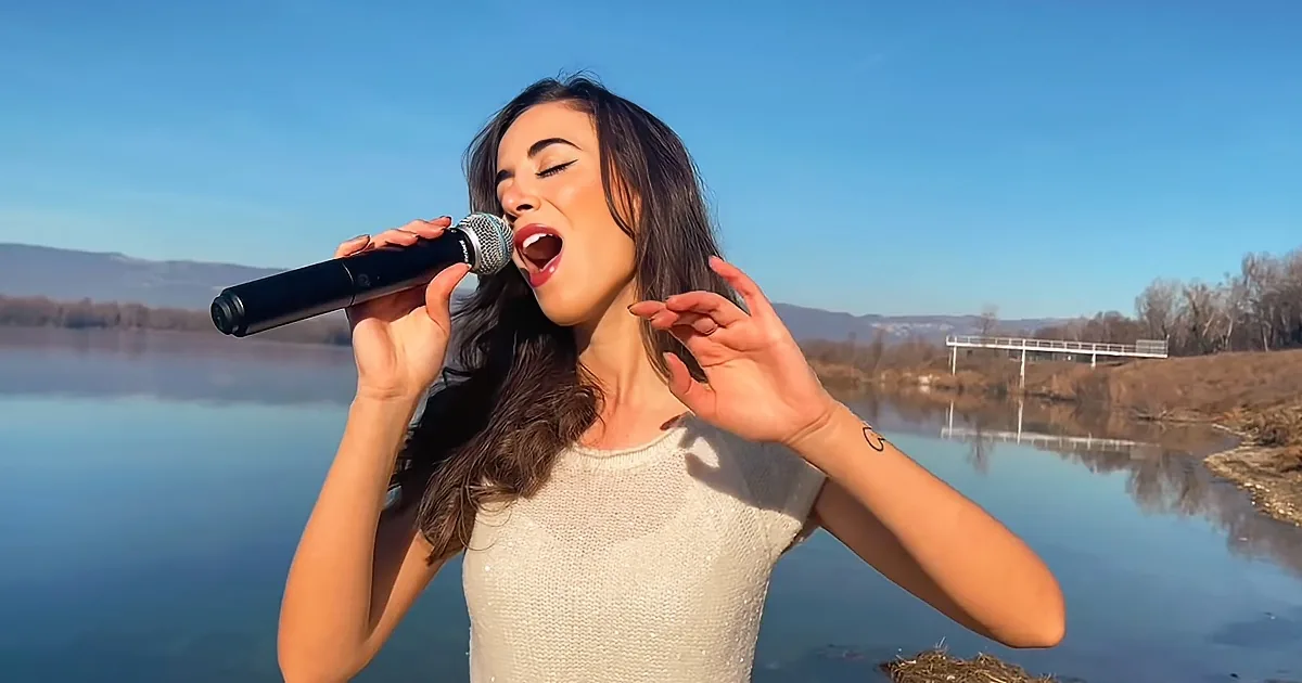 Woman Sings ''Over the Rainbow'' in Jaw-Dropping Performance