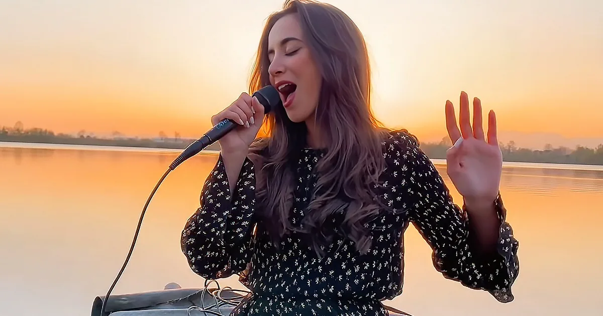 Woman Sings 'My Heart Will Go On' in Jaw-Dropping Performance on a Lake
