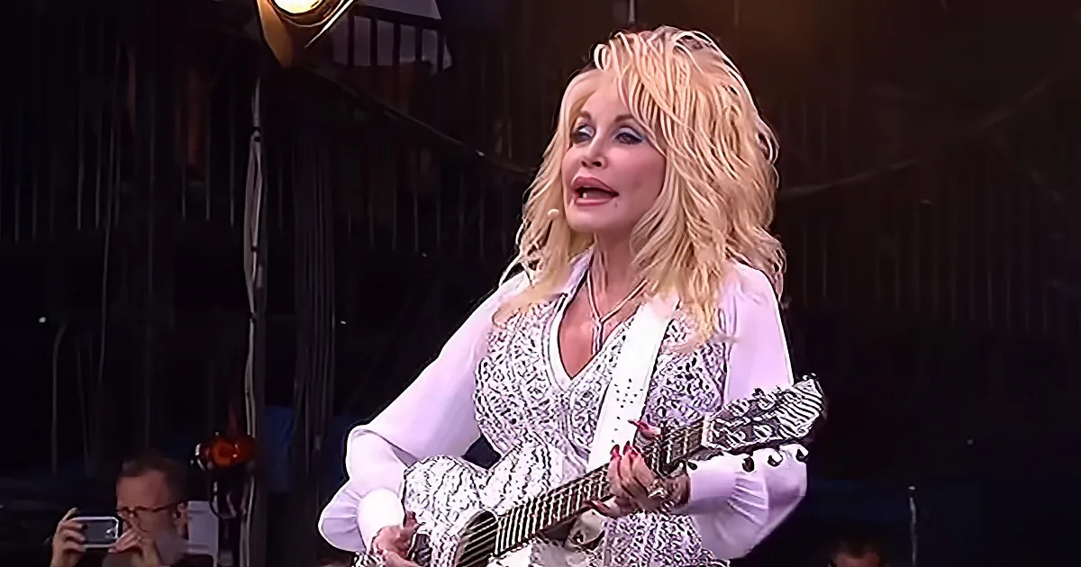 Dolly Parton Performs ''Jolene'' to Thunderous Applause at Sold-out Show