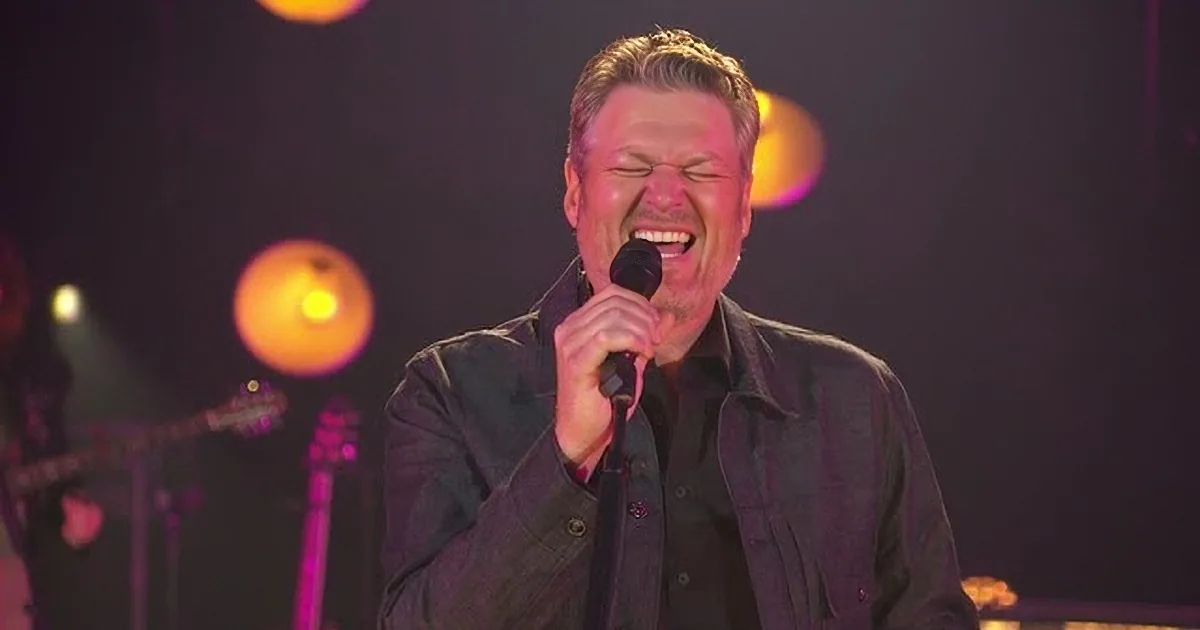 Blake Shelton Performs ''God Gave Me You'' in Intimate Setting for Fans