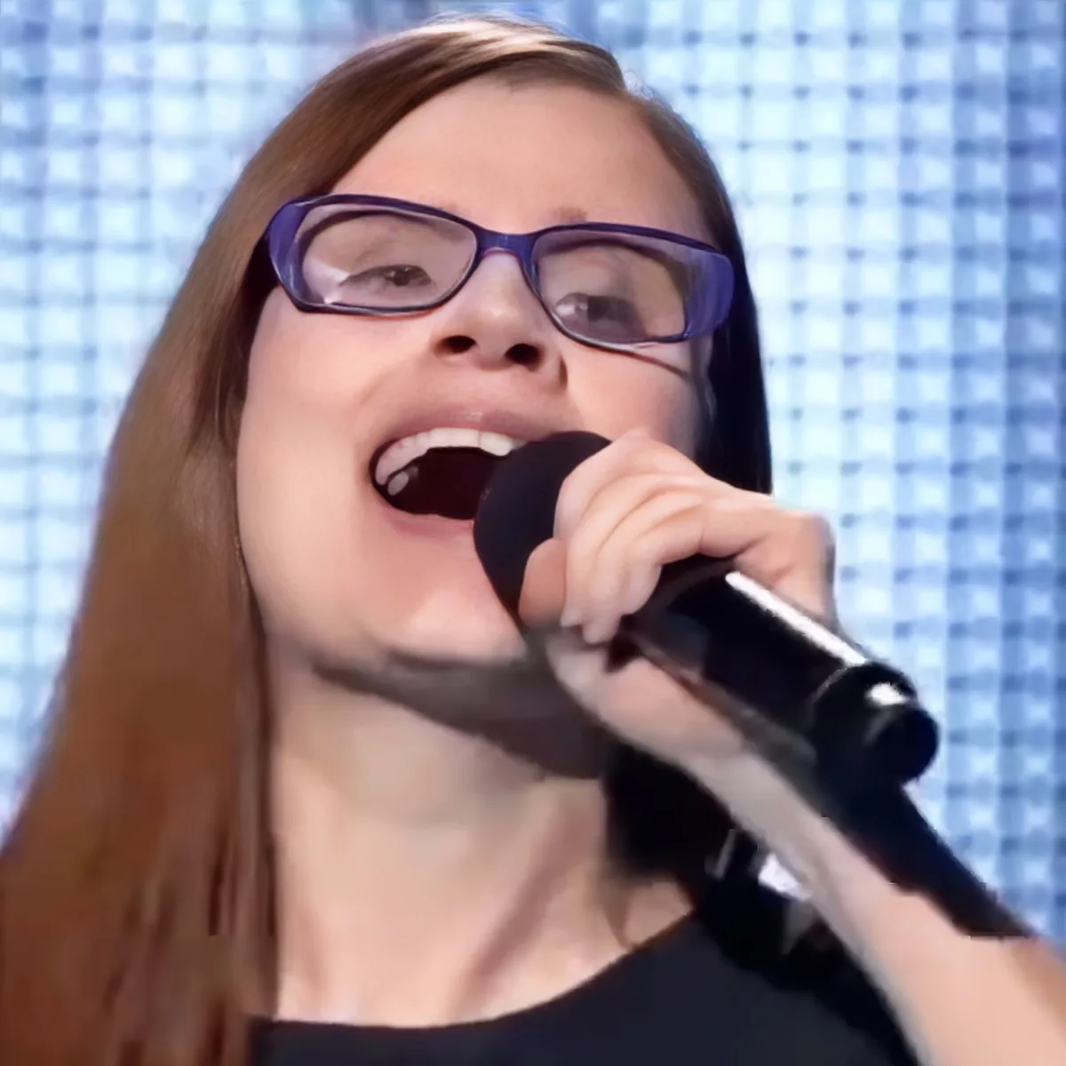 Woman singing on "The Voice"