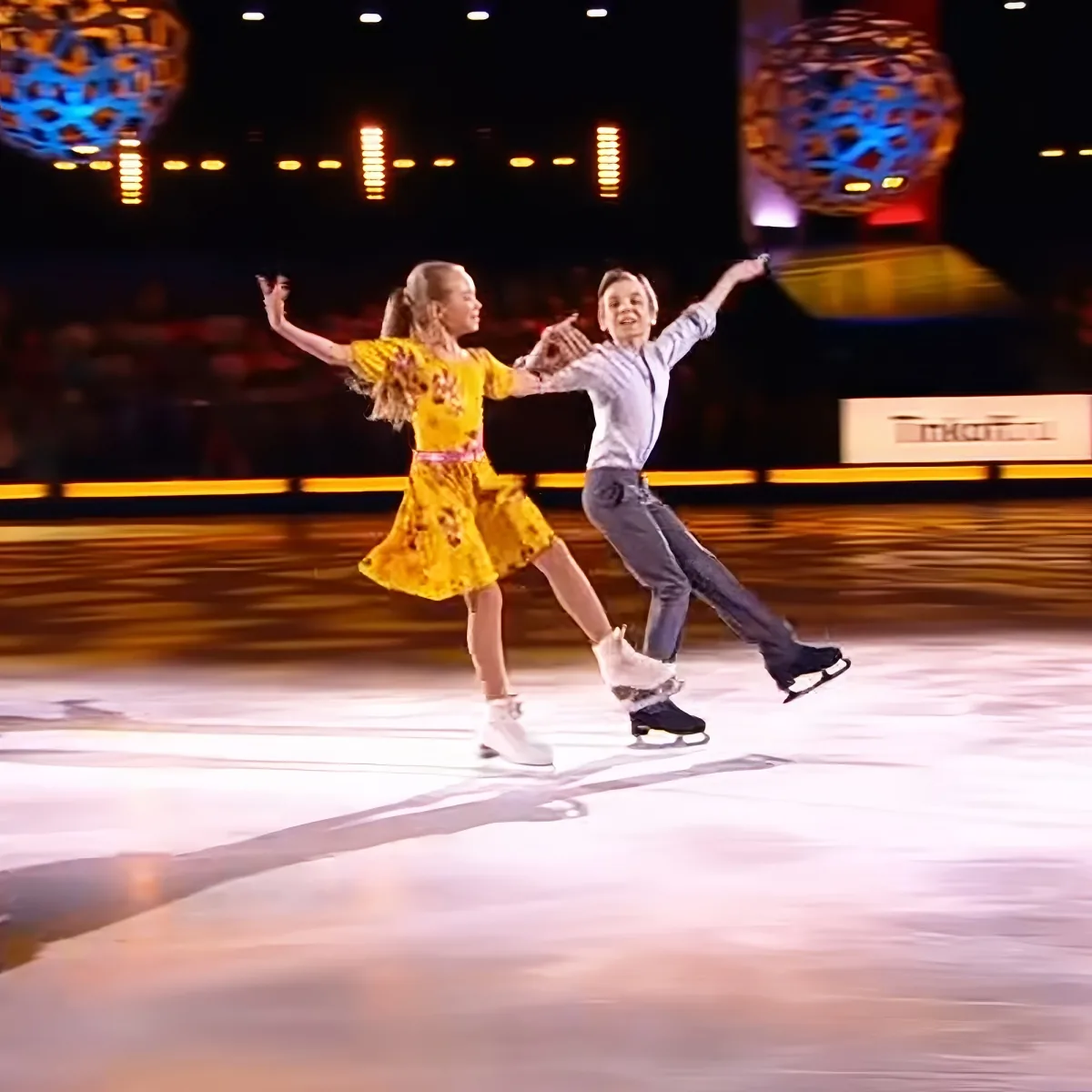 Evelina Pokrasnetyeva and Ilya Makarov's stunning ice skating performance