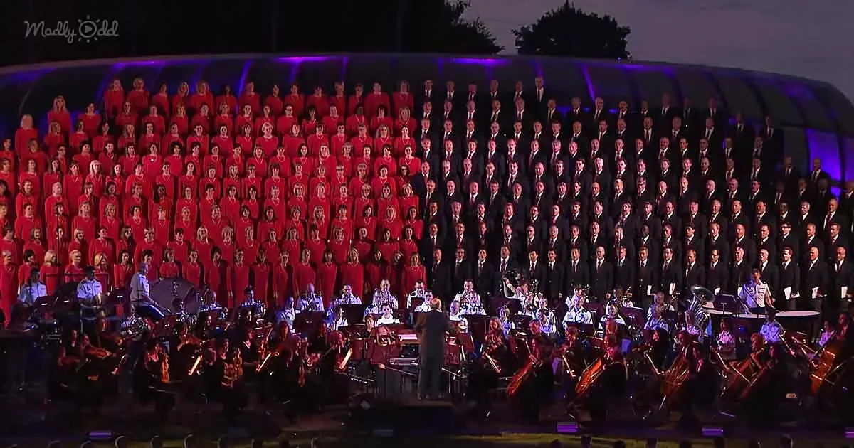Massive Outdoor Choir Performs Powerful 'Battle Hymn' Ballad