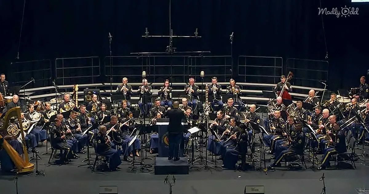 U.S. Army Field Band Performs a Powerful Tribute to Heroes