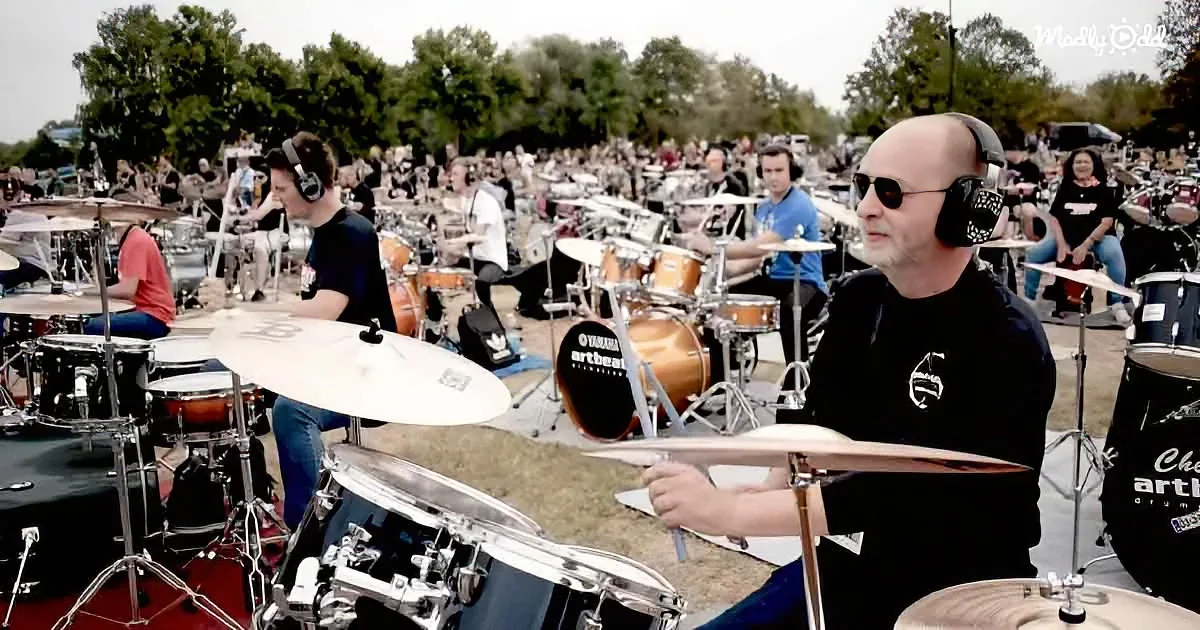 Hundreds of Drummers, Bassists, and Singers Perform 'We Will Rock You'