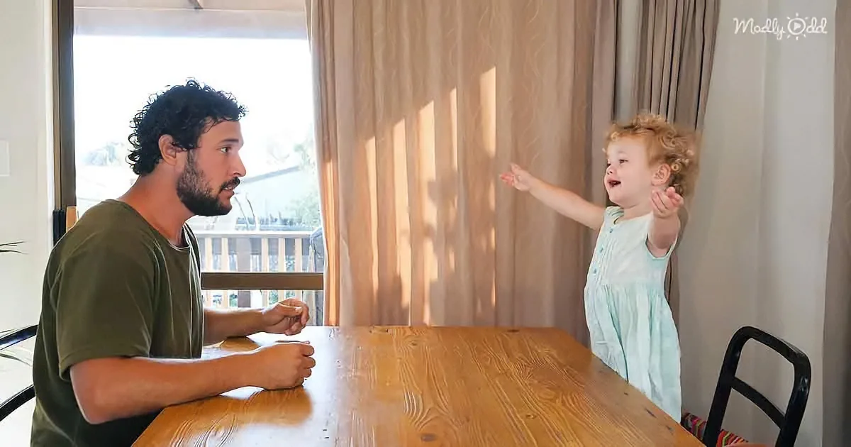 Father Teaches Toddler Daughter to Sing and She's Amazing
