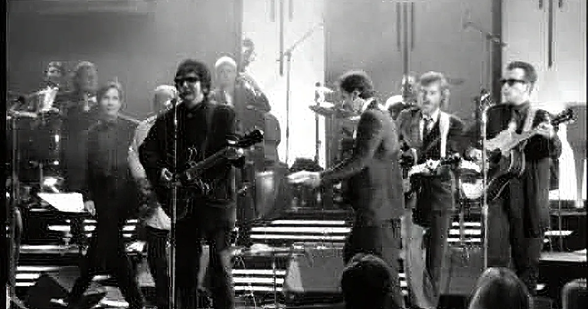Roy Orbison Sings His #1 Hit 'Oh, Pretty Woman' in 1964