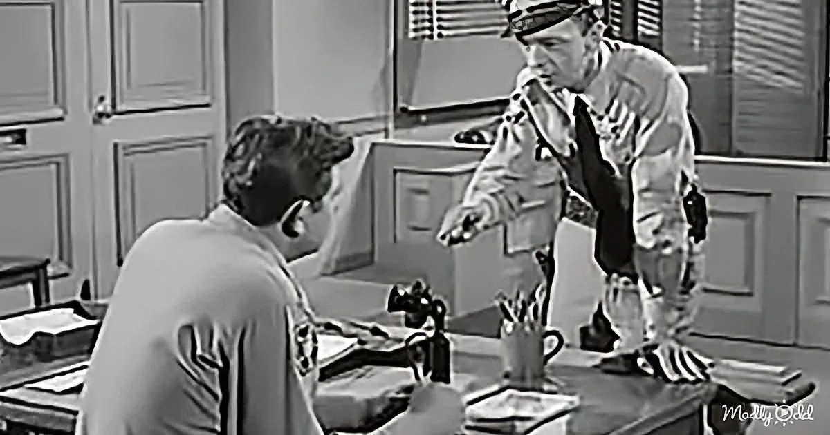 Barney discussing the stakeout with Gomer