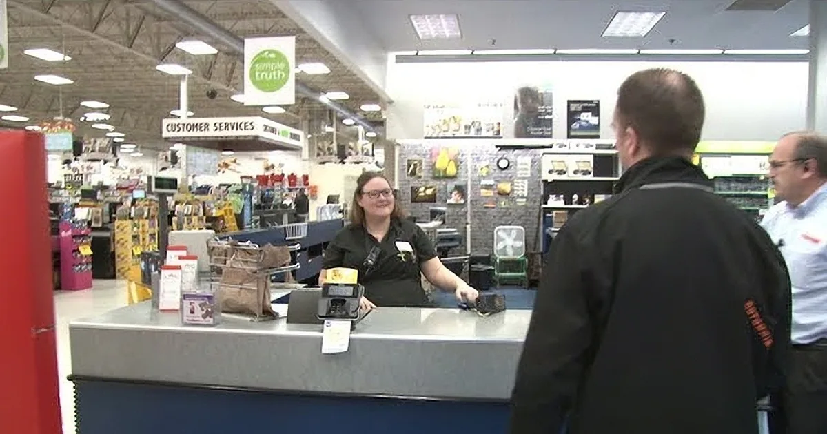 Cashier Sees Woman on Phone for 2 Hours, Raises Alarm When She Goes for Gift Cards