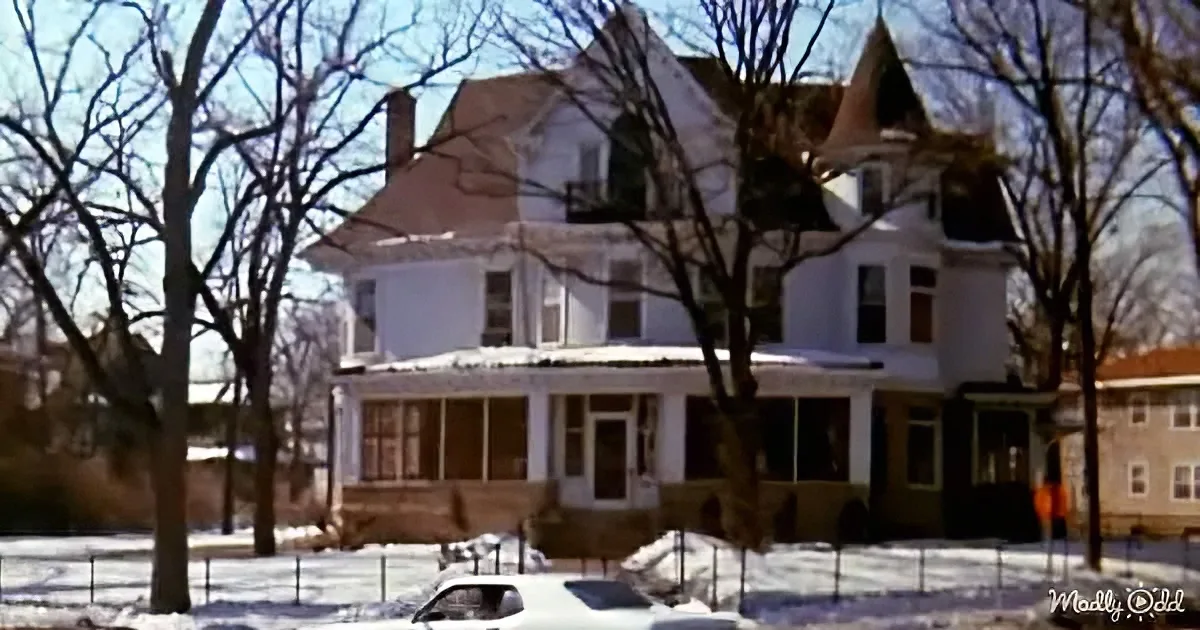 Take a Virtual Tour Inside Mary Tyler Moore's Apartment - Pure 70s Vibes!