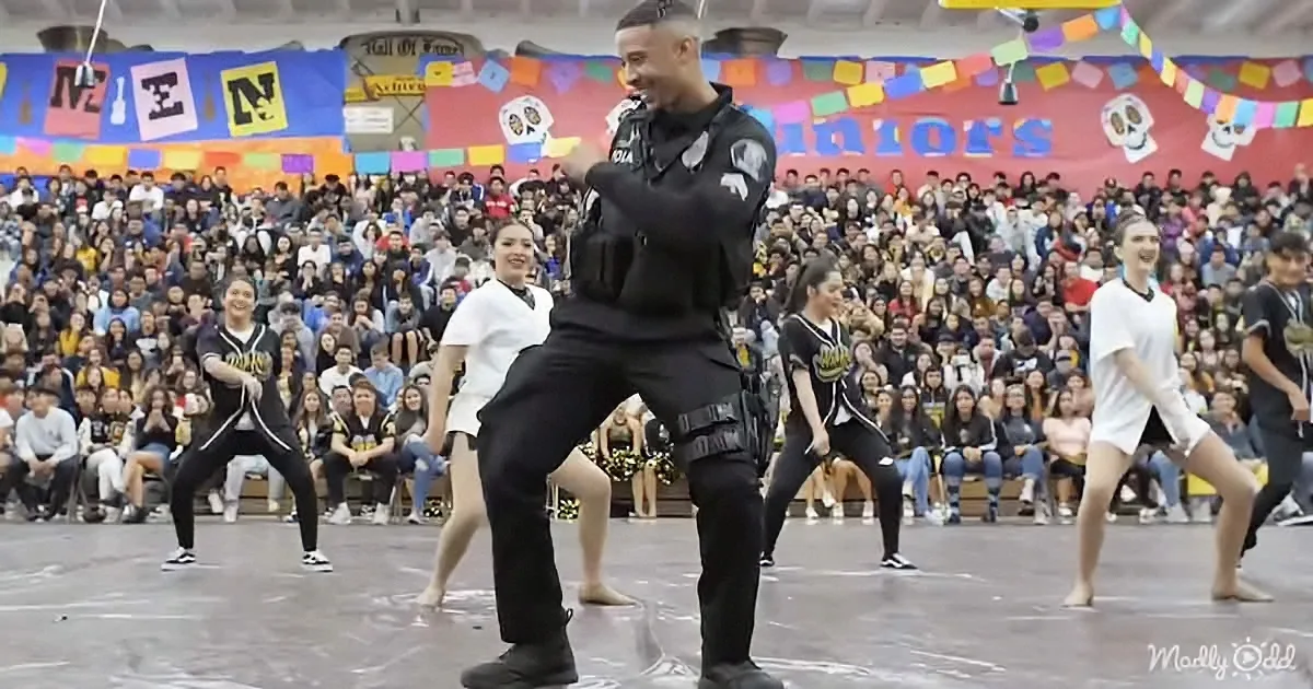School Police Officer Says Goodbye on His Last Day With Amazing Dance Performance