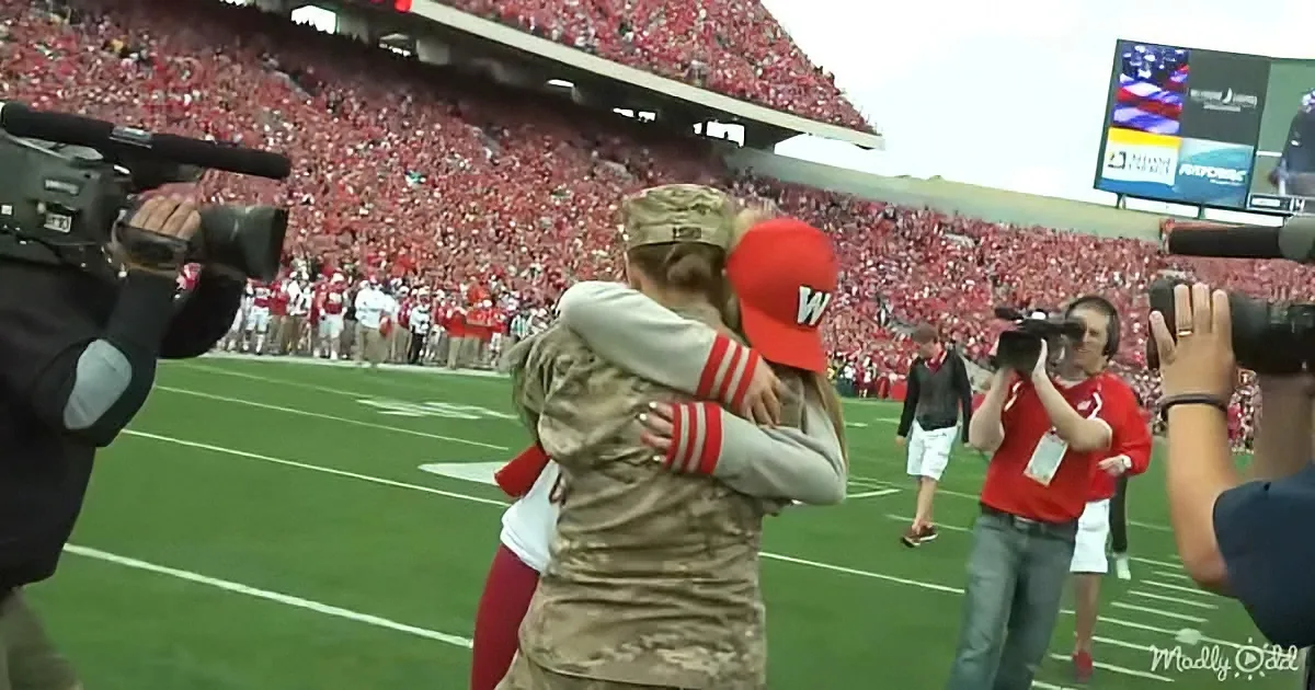 Soldier mom returns to surprise daughter