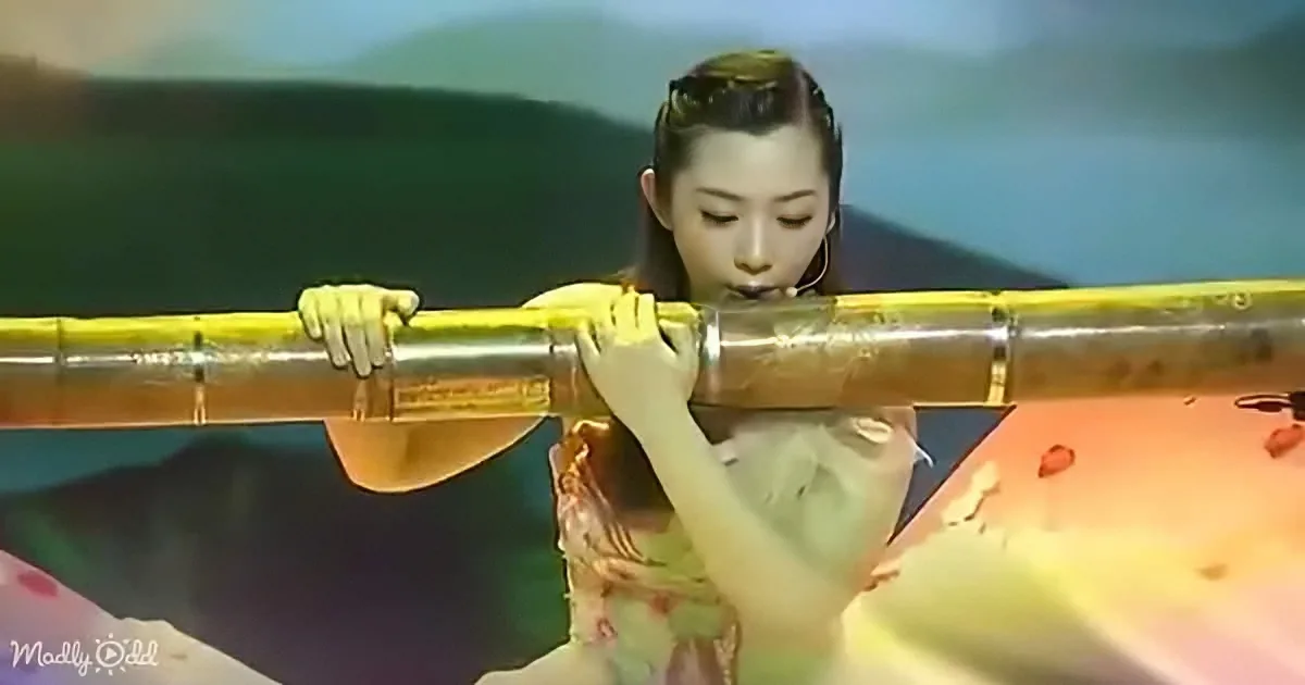 Zhang Qihui Effortlessly Plays the World''s Largest Bamboo Flute