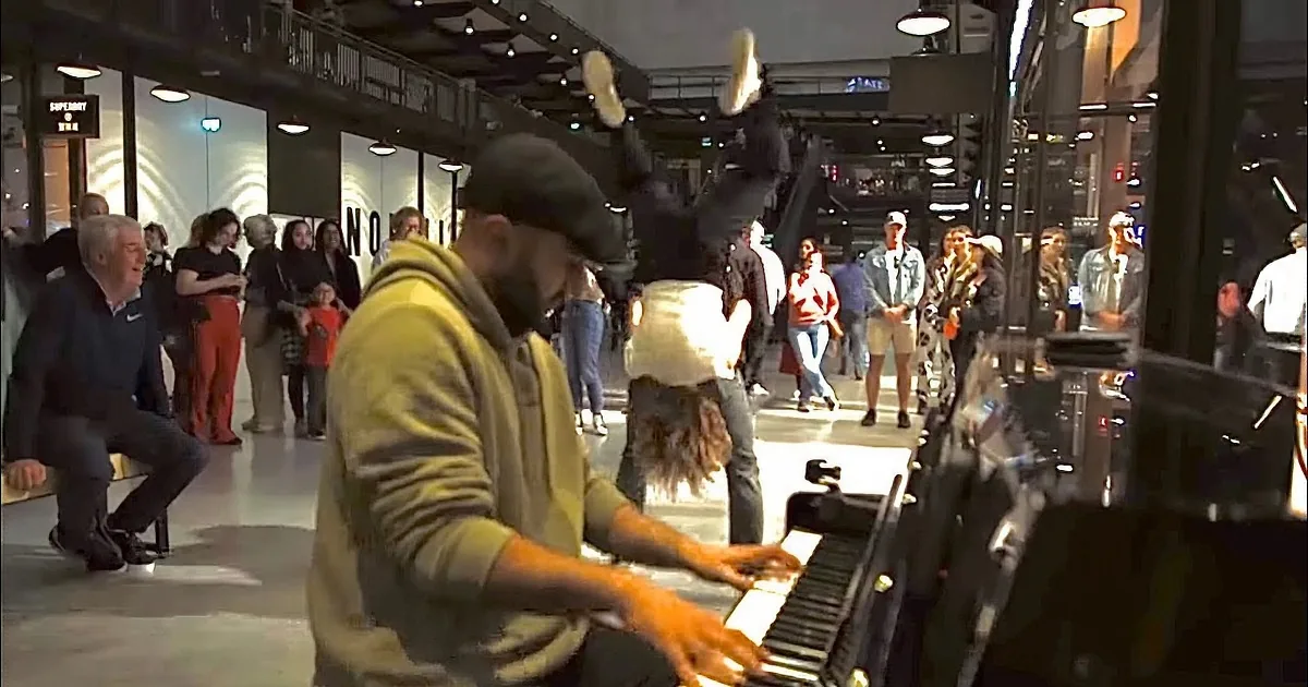 Spontaneous Performance: Swing Dancers Meet Street Pianist in Chance Encounter
