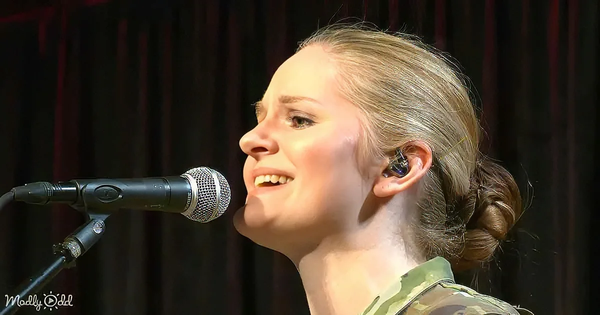 U.S. Army Band Blends ''Thank God I''m a Country Boy'' and ''Travelin'' Soldier''