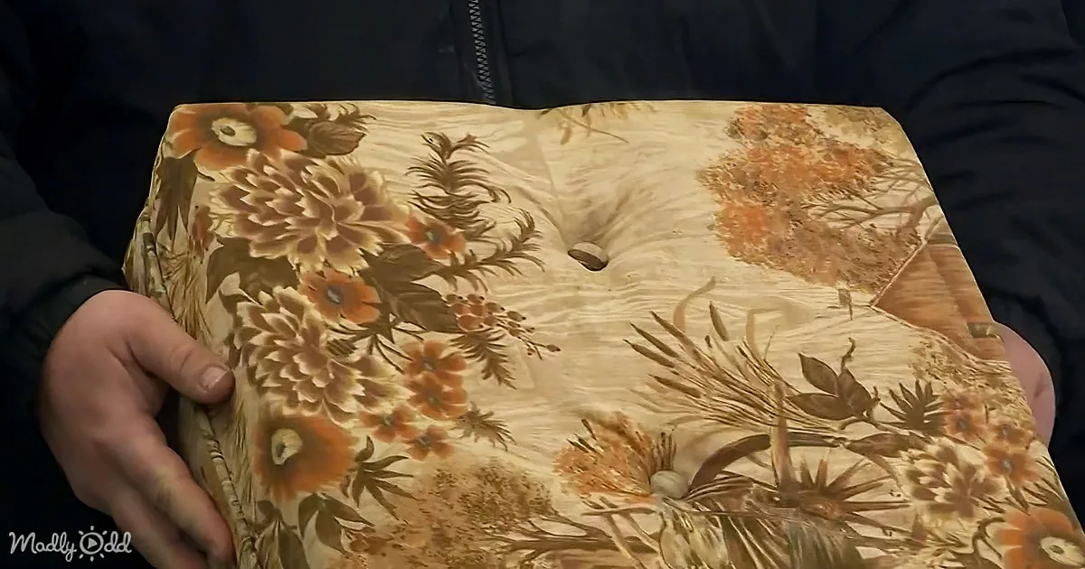 Man Discovers Treasure in Secondhand Couch, Returns It All to Original Owner