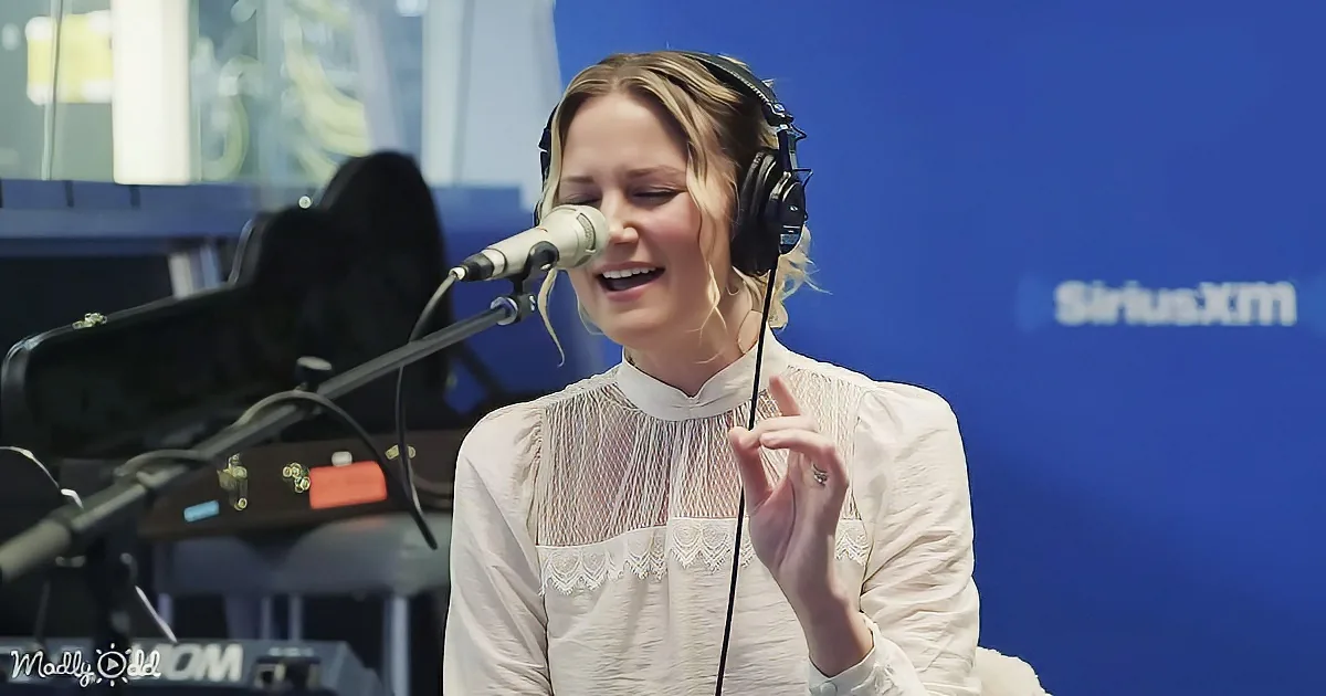Jennifer Nettles Delivers an Unparalleled Rendition of ''O Holy Night''