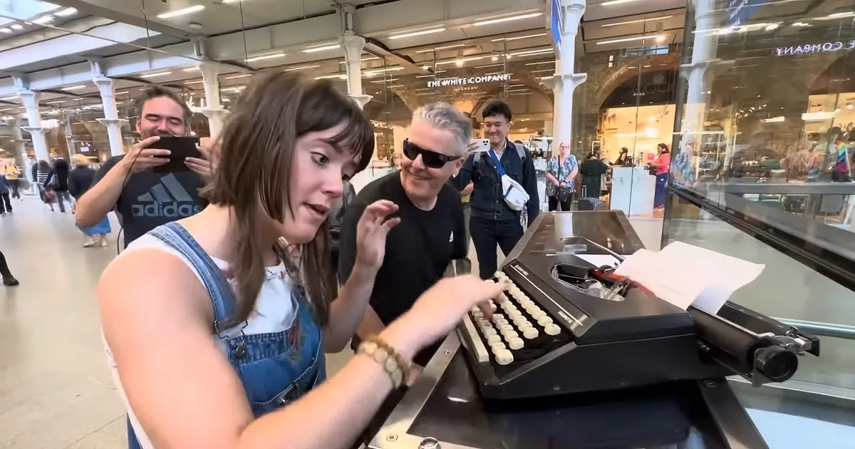 Young Talent Shocks Crowd Playing the Blues on a Typewriter