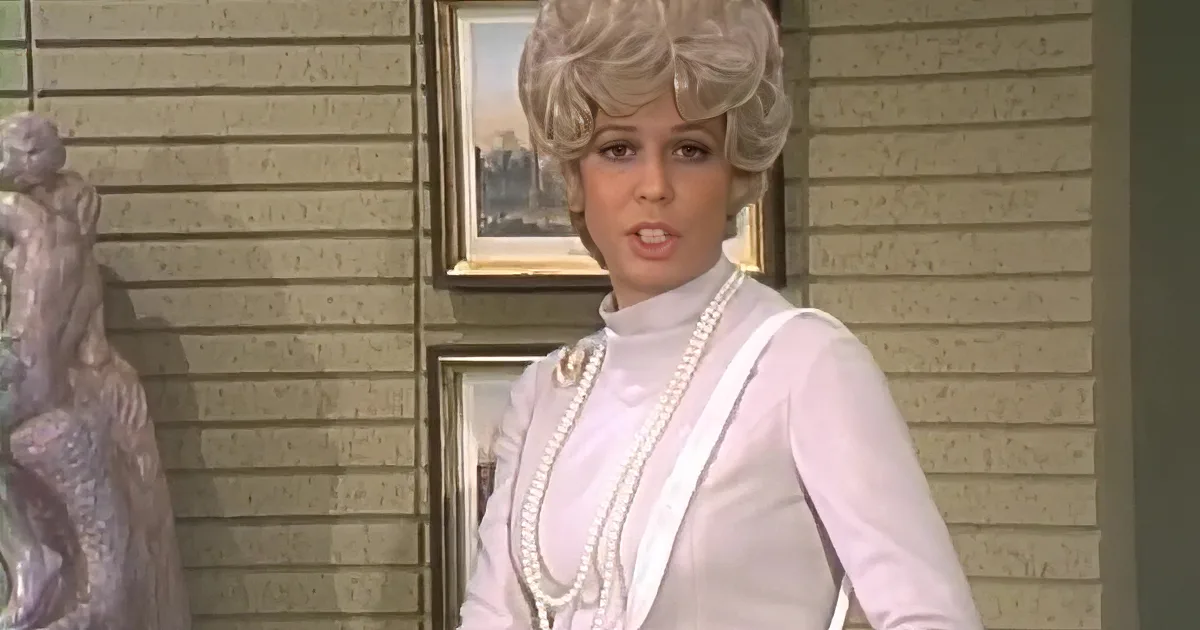Vicki Lawrence Is a Gossip Queen in This Rib-Tickling Carol Burnett Skit