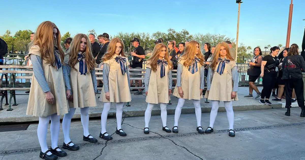 Flash Mob's 'Crazy Dance Moves' Wows Onlookers at Halloween Horror Night