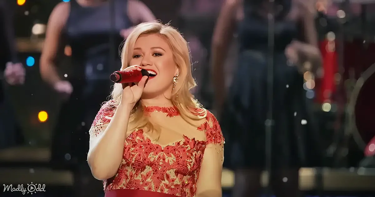 Kelly Clarkson''s ''Underneath the Tree'' Strikes Chord With 45 Million