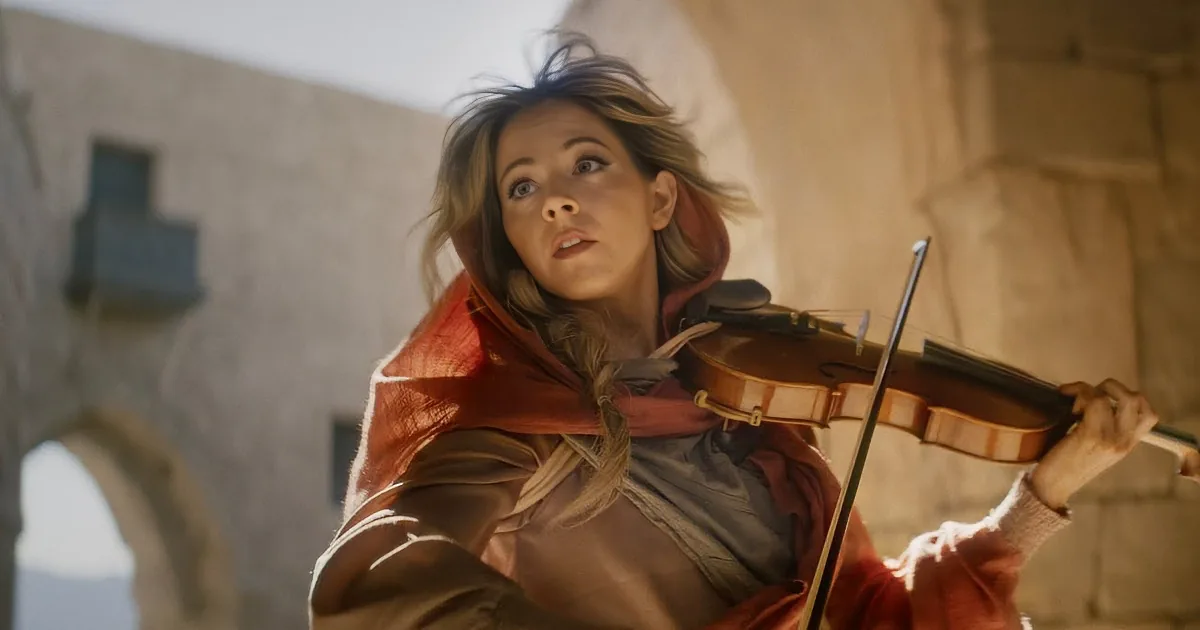 Lindsey Stirling''s Violin Elevates ''O Holy Night'' for 2.5 Million Fans in Genre-Bending Performance