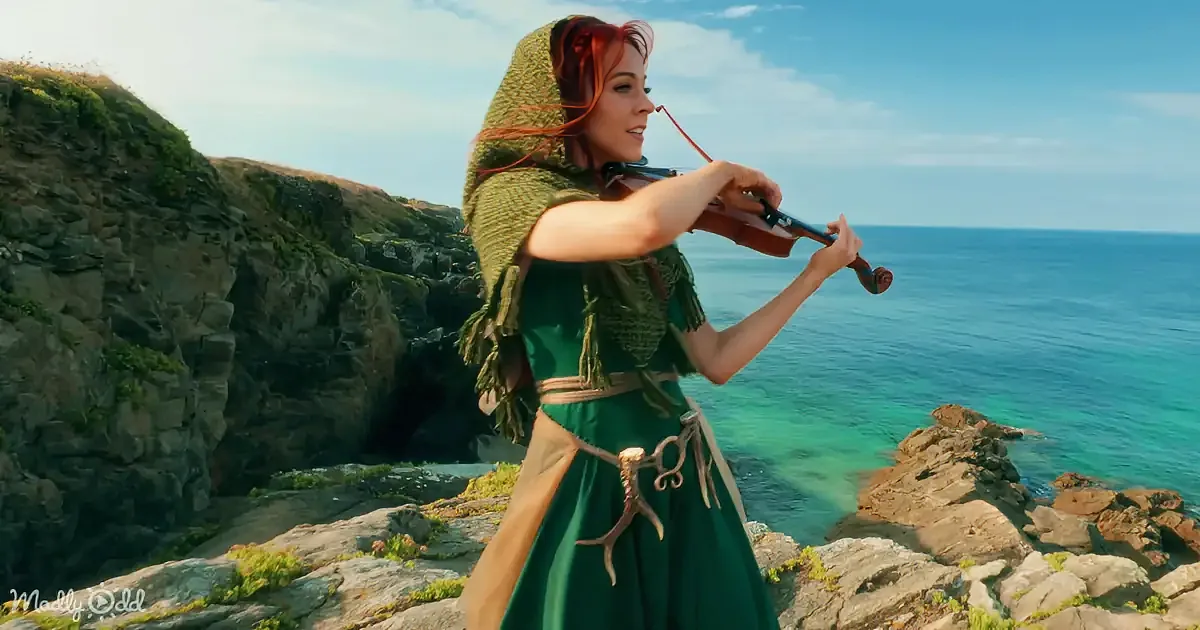 Lindsey Stirling''s Violin Dance in ''Joy to the World'' Embraced by 1.5m Fans