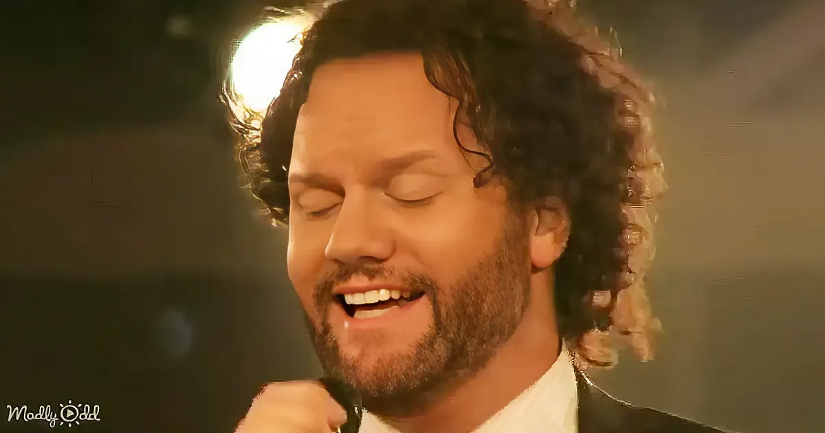 David Phelps Fills the Barn With ''O Holy Night''s Divine Echoes