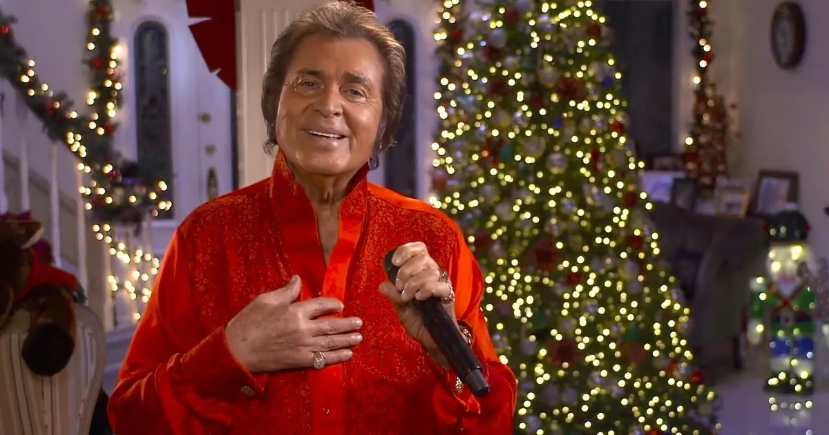 Engelbert Humperdinck Performs ''Winter Wonderland'' From Home - He''s Still Got It, Big Time!