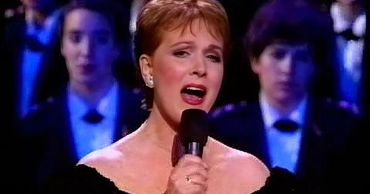 Julie Andrews'' ''Ding Dong Merrily'' Lifts Christmas Spirits Big Time!