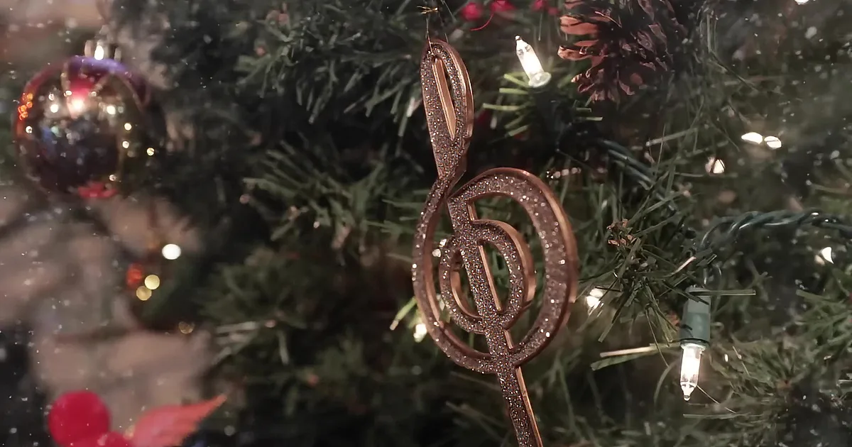 Loretta Lynn 'Country Christmas' Warms Hearts, Reminds You of Grandma's Apple Pie