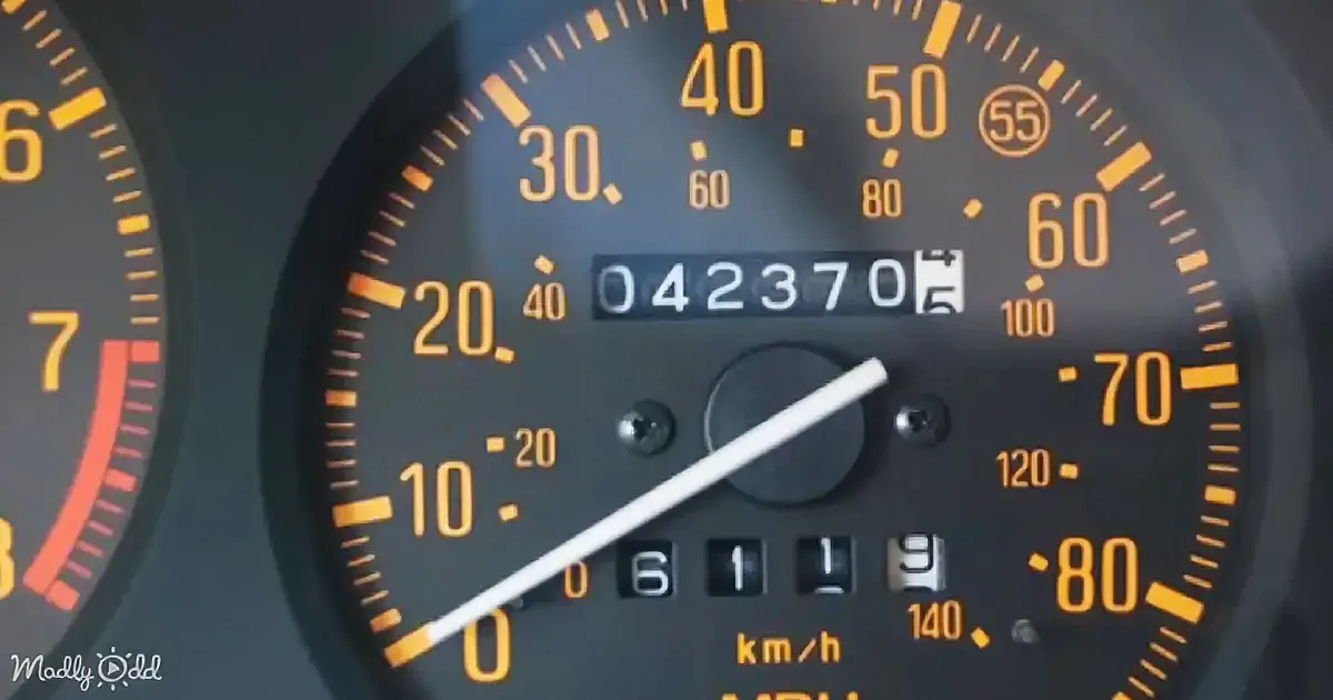 A speedometer with a needle pointing at 0 km/h, showing a mileage of 42370 km.