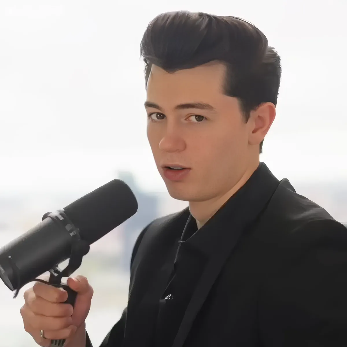 Elliot James Reay singing "Return to Sender"