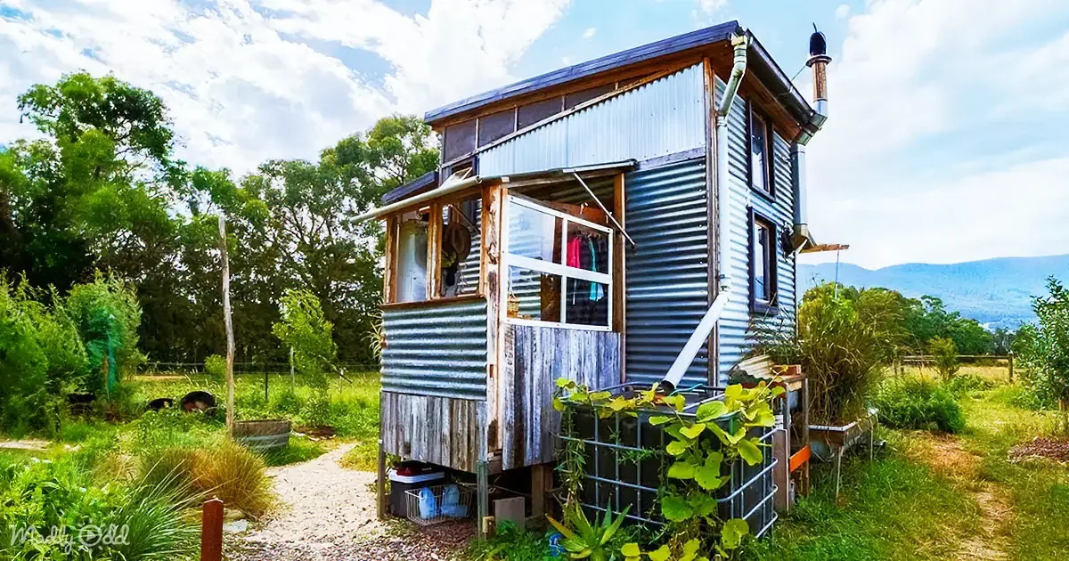 ''Salvaged Chic'' off-Grid Tiny House Built Free With Reclaimed Materials