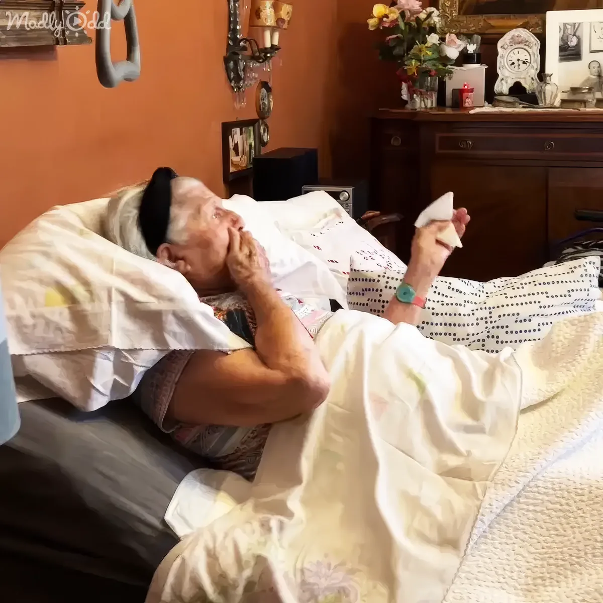 Bedside serenade for elderly woman by local band