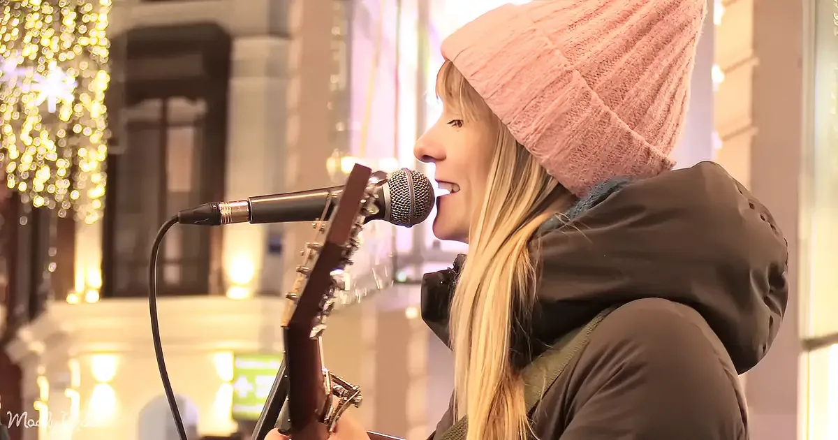 Woman Warms Frozen Crowd With Soul-Stirring 'Hallelujah' Cover
