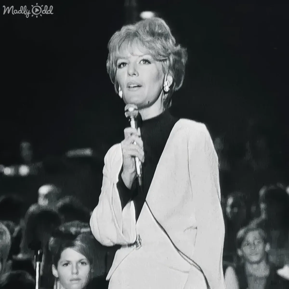 Petula Clark sings Downtown on stage