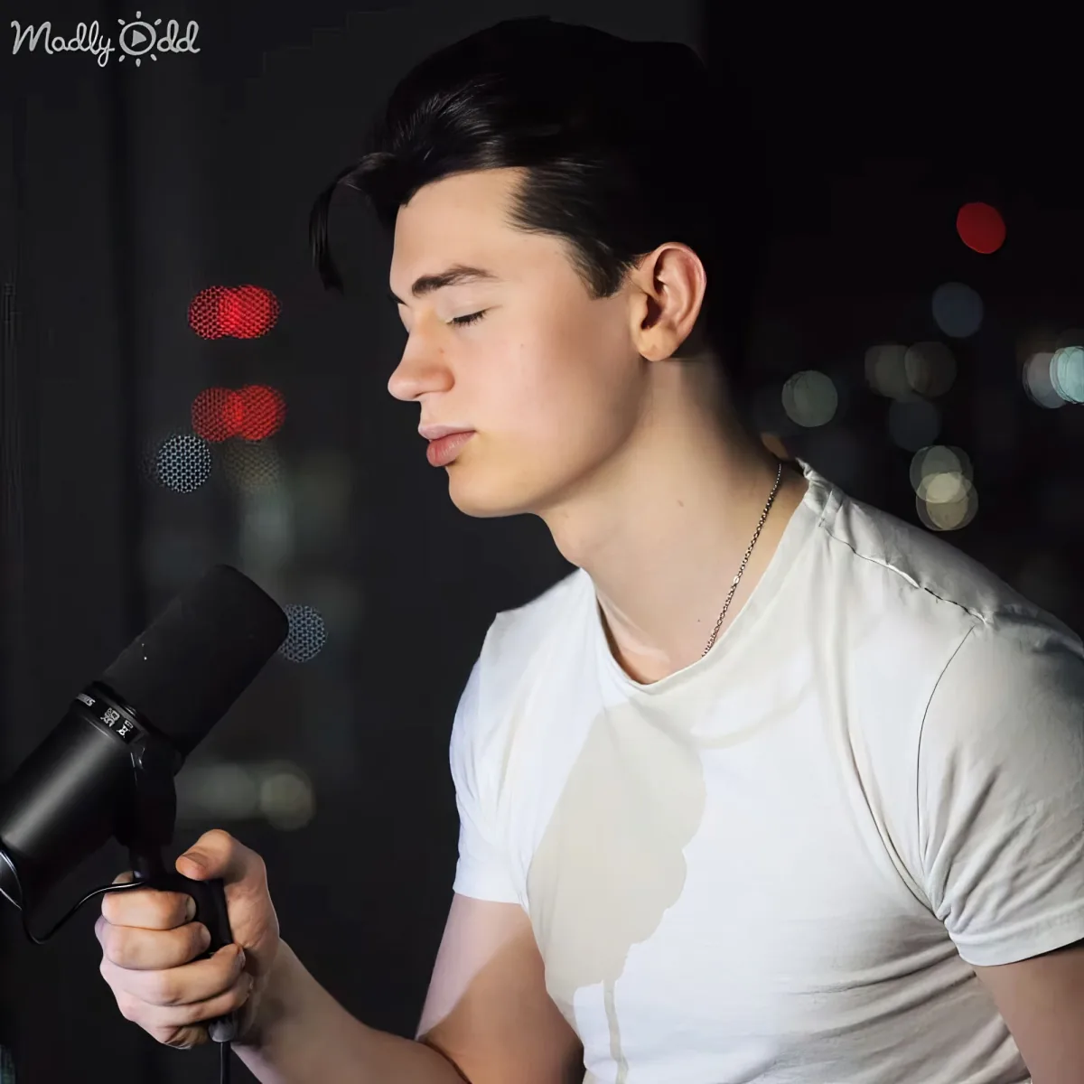 Elliot Reay performing 'Fever' cover