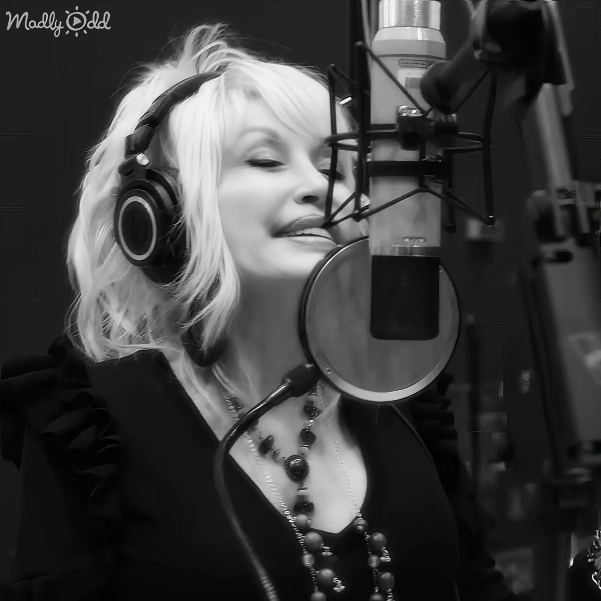 Dolly Parton with her guitar