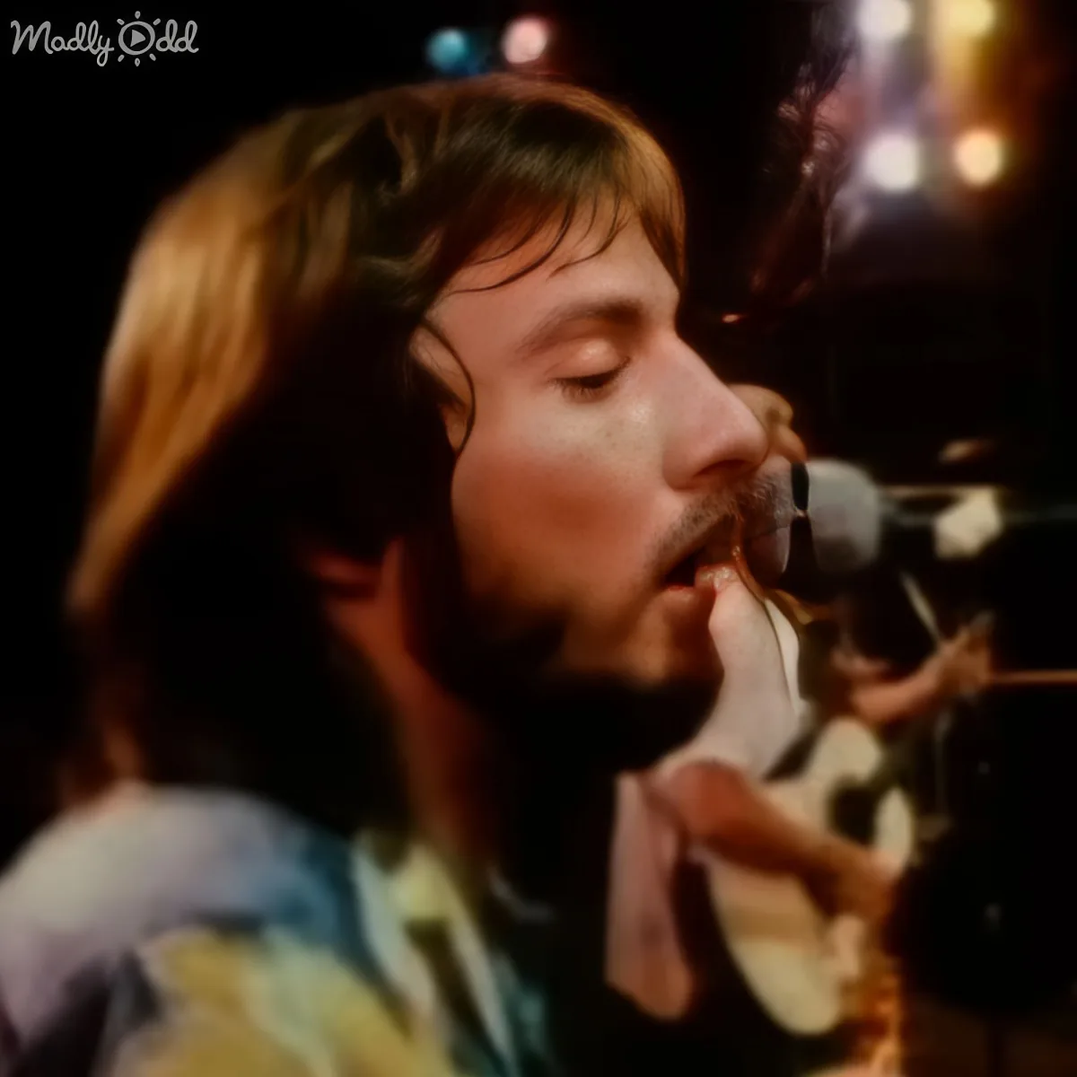 Solo performance of 'Horse With No Name'