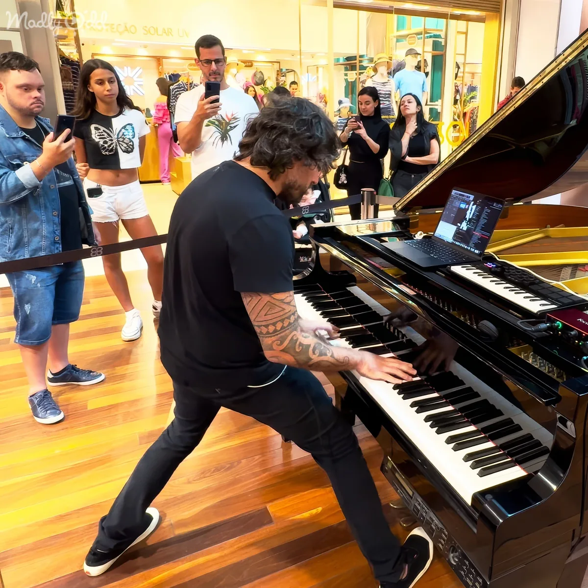 Pianist performing 'Don't Stop Believin” in mall