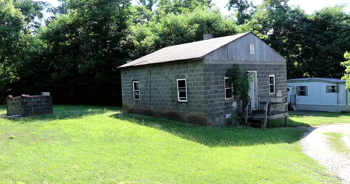 Man Is Mocked for Buying a Run-Down Cinderblock House, but He Proves Them Wrong!
