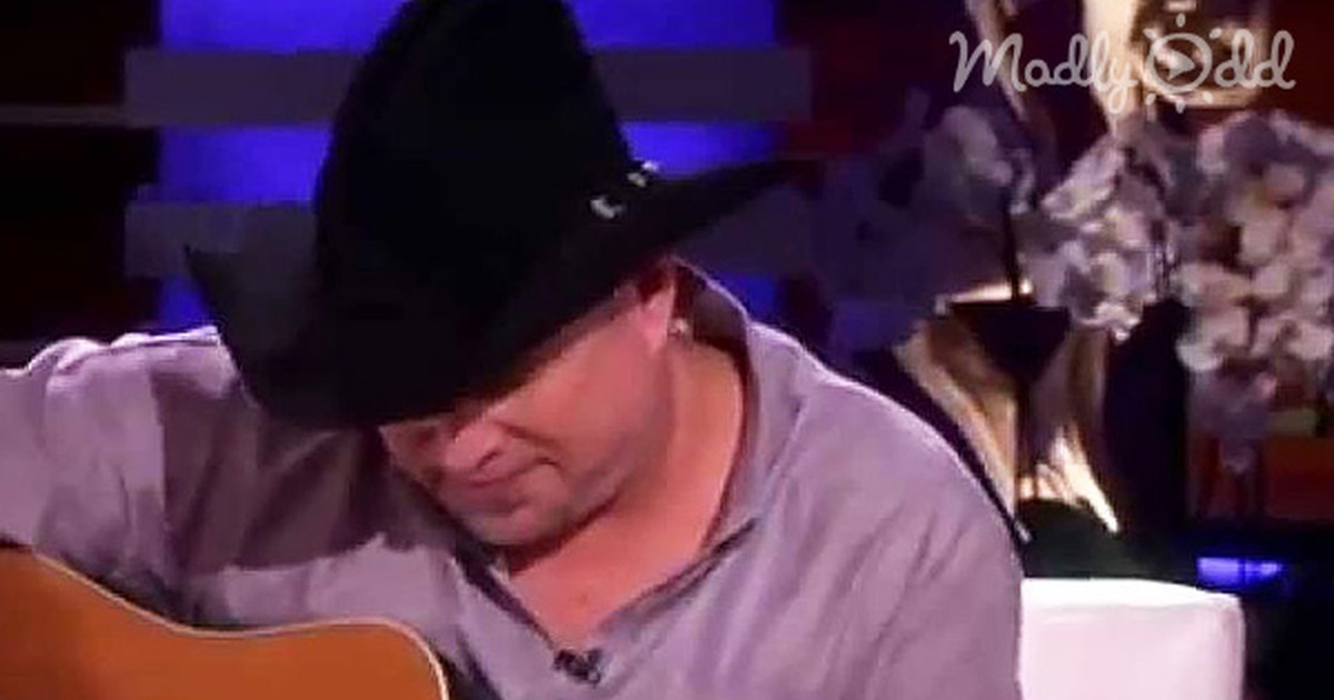 Garth Brooks Started Singing ''Mom'' Onstage. but Wait Till You See How Ellen Reacts...